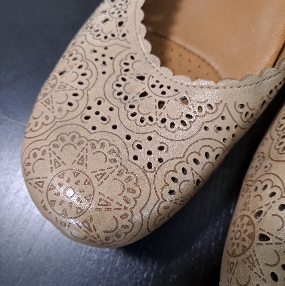 Gorgeous EUC Earthies taupe laser cut leather wedges, 11 - Picture 6 of 9